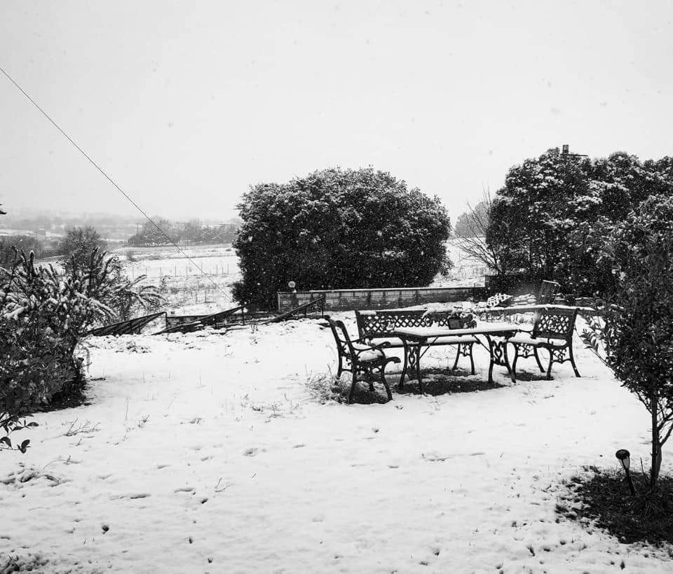 Guesthouse Bizani Neo Mpizani Bagian luar foto